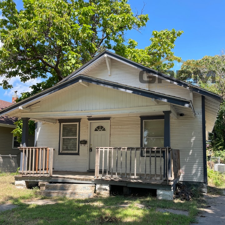 902 E 5th Ave in Hutchinson, KS - Building Photo