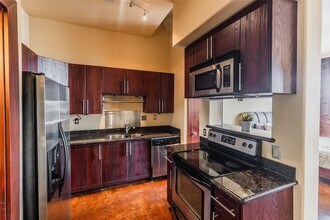 2205 McKinney St, Unit 306 in Houston, TX - Building Photo - Building Photo