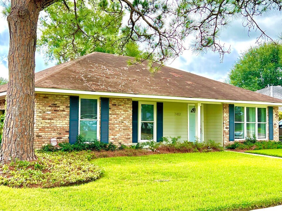 7417 Director Dr in Baton Rouge, LA - Foto de edificio