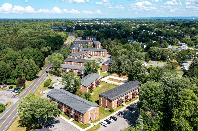 Brentwood Village Apartments in Liverpool, NY - Foto de edificio - Building Photo