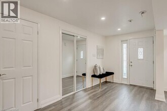 16 Upper Canada Dr in Waterloo, ON - Building Photo - Building Photo