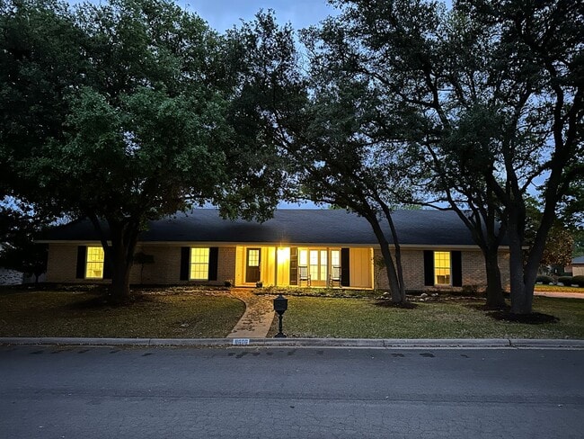 8606 Gladedale Dr in Waco, TX - Building Photo - Building Photo