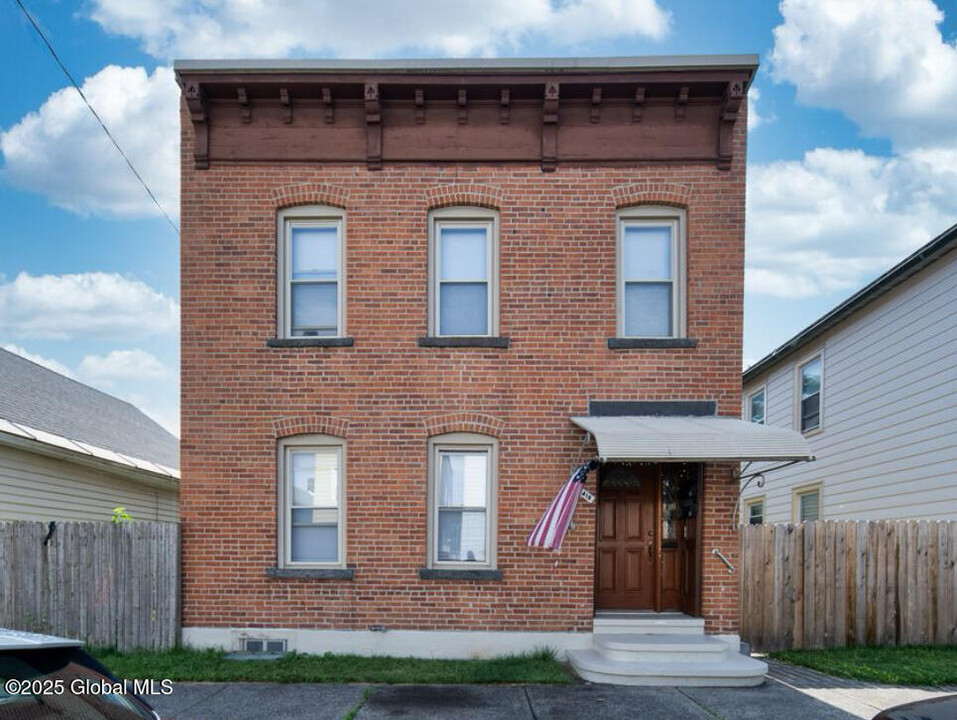 2418 4th Ave in Watervliet, NY - Building Photo