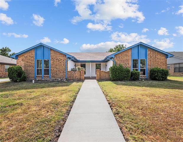934 Cottonwood Trail in Benbrook, TX - Building Photo
