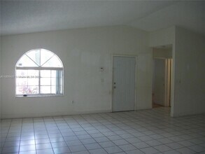 9307 NW 121st St in Hialeah Gardens, FL - Building Photo - Building Photo