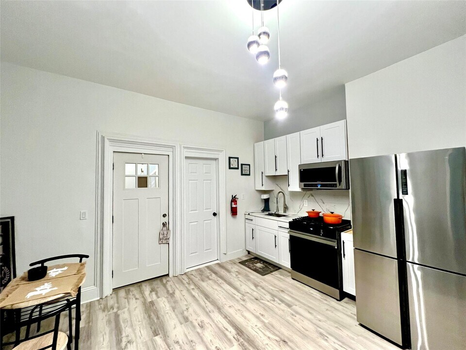 17 Academy Ave in Middletown, NY - Building Photo