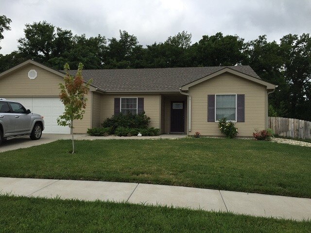405 Stone Grove Dr in Manhattan, KS - Building Photo
