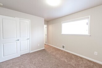 Cavalier Park Apartments in Puyallup, WA - Foto de edificio - Building Photo