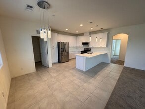 224 W Kimball Ave in Visalia, CA - Foto de edificio - Building Photo
