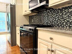 2046 Beaumont Ln in Dunwoody, GA - Building Photo - Building Photo