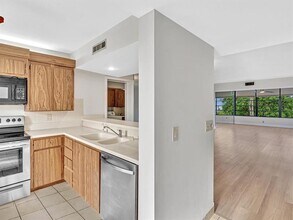 1711 Whitehall Dr in Davie, FL - Building Photo - Building Photo