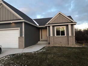 1916 Spruce Meadows Dr SE in Rochester, MN - Foto de edificio - Building Photo