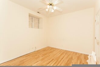 2320 N Southport Ave, Unit 3 in Chicago, IL - Foto de edificio - Building Photo