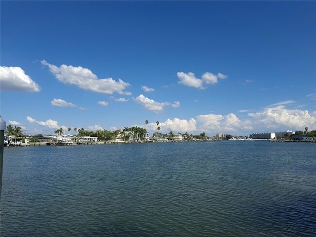 11355 3rd St E, Unit 2 in Treasure Island, FL - Foto de edificio - Building Photo