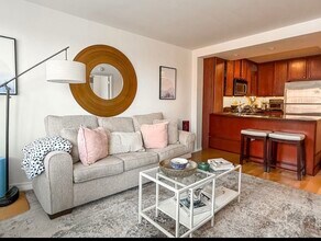 2300 N Commonwealth Ave, Unit 5C in Chicago, IL - Building Photo - Building Photo