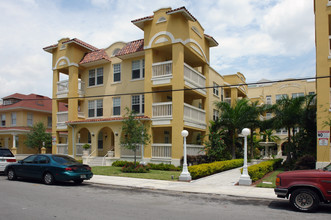 Temple Court in Miami, FL - Foto de edificio - Building Photo