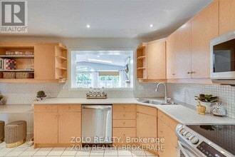198 White Pines Dr in Burlington, ON - Building Photo - Building Photo