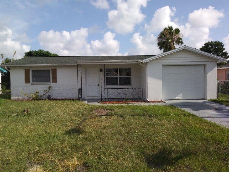 7034 Brentwood Dr in Port Richey, FL - Building Photo