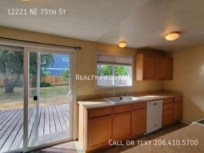 12221 NE 75th St in Kirkland, WA - Building Photo - Building Photo