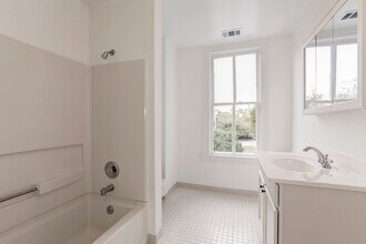 212 W Montgomery Ave, Unit #4 in Rockville, MD - Building Photo - Building Photo