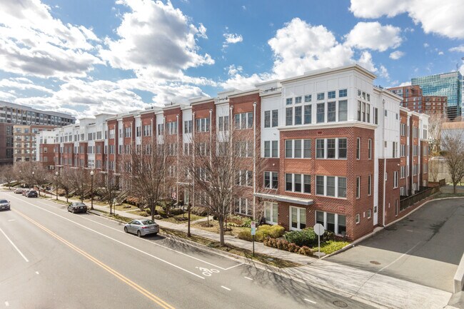 Rhodes Hill Square in Arlington, VA - Building Photo - Building Photo