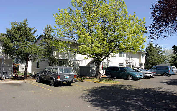 Hilltop Manor Apartments in Oregon City, OR - Building Photo - Building Photo