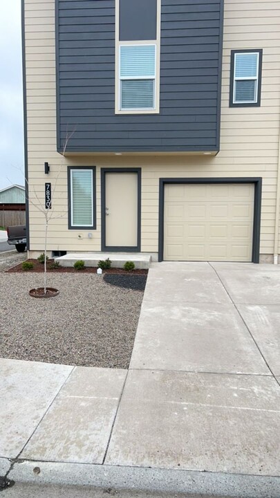 7830 Jacqueline Way in White City, OR - Building Photo