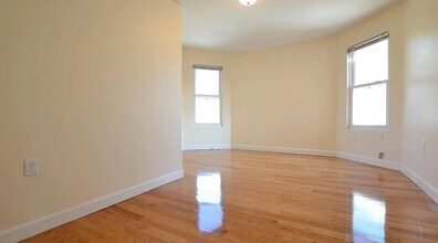23 Weitz St, Unit 1 in Boston, MA - Foto de edificio - Building Photo