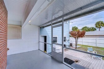 5737 Shore Blvd S in Gulfport, FL - Foto de edificio - Building Photo