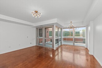 744 W Fullerton Ave, Unit #202 in Chicago, IL - Building Photo - Building Photo