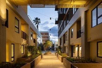 Resa Long Beach in Long Beach, CA - Foto de edificio - Building Photo