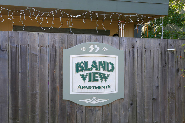 Island View Apartments in San Rafael, CA - Building Photo - Building Photo