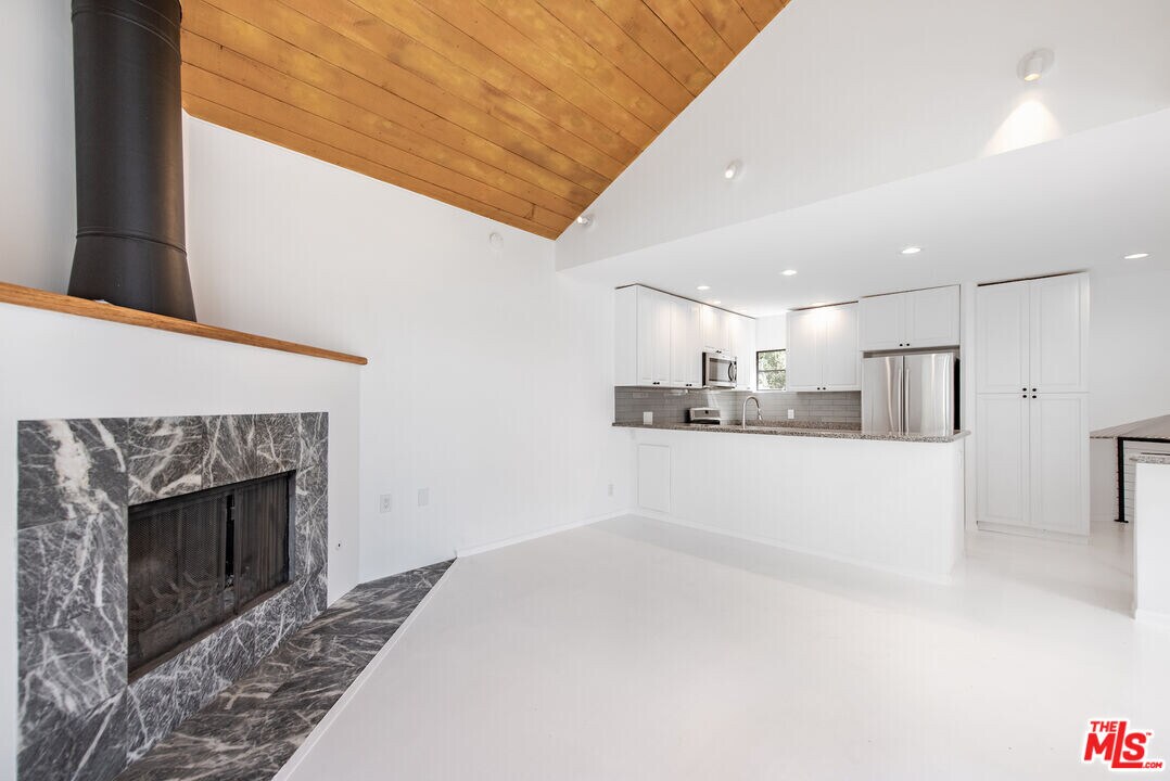 29235 Heathercliff Rd-Unit -7 in Malibu, CA - Building Photo