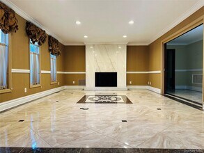 8 Trusdale Ct in Old Westbury, NY - Building Photo - Building Photo