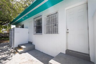 7010 NW 5th Pl in Miami, FL - Building Photo - Building Photo