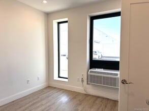 362 W Merrick Rd in Valley Stream, NY - Building Photo - Building Photo