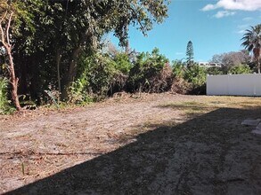 327 Barbara Cir in Belleair, FL - Building Photo - Building Photo