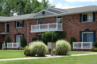 10 Baker St in Babylon, NY - Building Photo