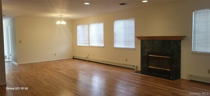 76 B Ashwood Rd in Port Washington, NY - Building Photo - Building Photo