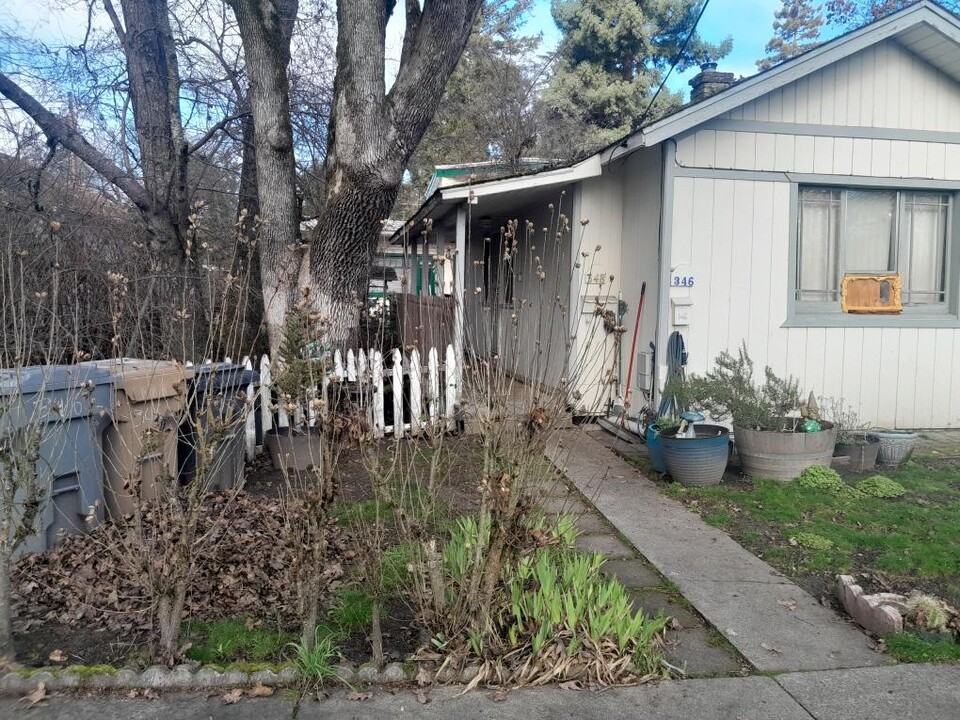 346 SW L St in Grants Pass, OR - Building Photo