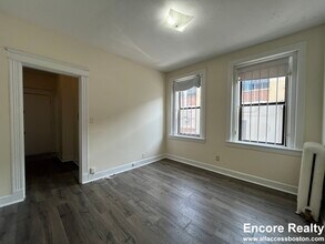 1148 Commonwealth Ave, Unit 18 in Boston, MA - Foto de edificio - Building Photo