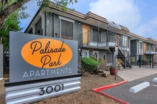 Palisade Park Aparments in Phoenix, AZ - Building Photo