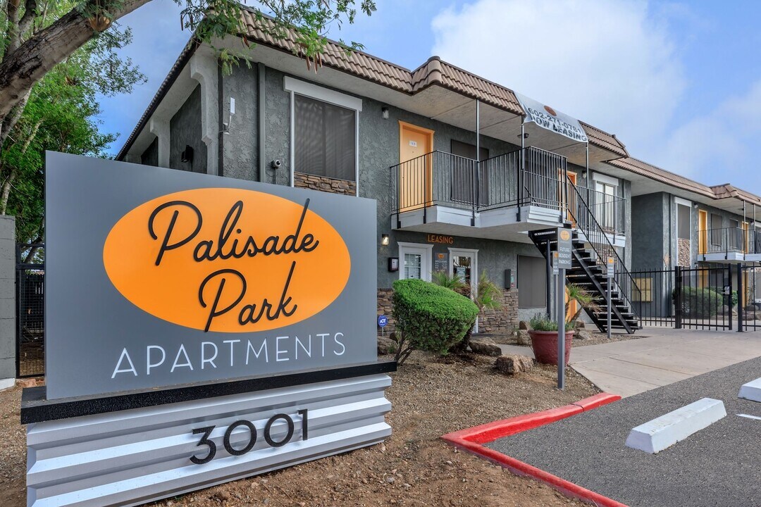 Palisade Park Aparments in Phoenix, AZ - Building Photo