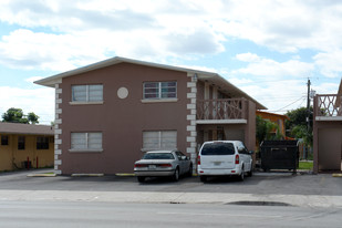 654 W 29th St in Hialeah, FL - Building Photo