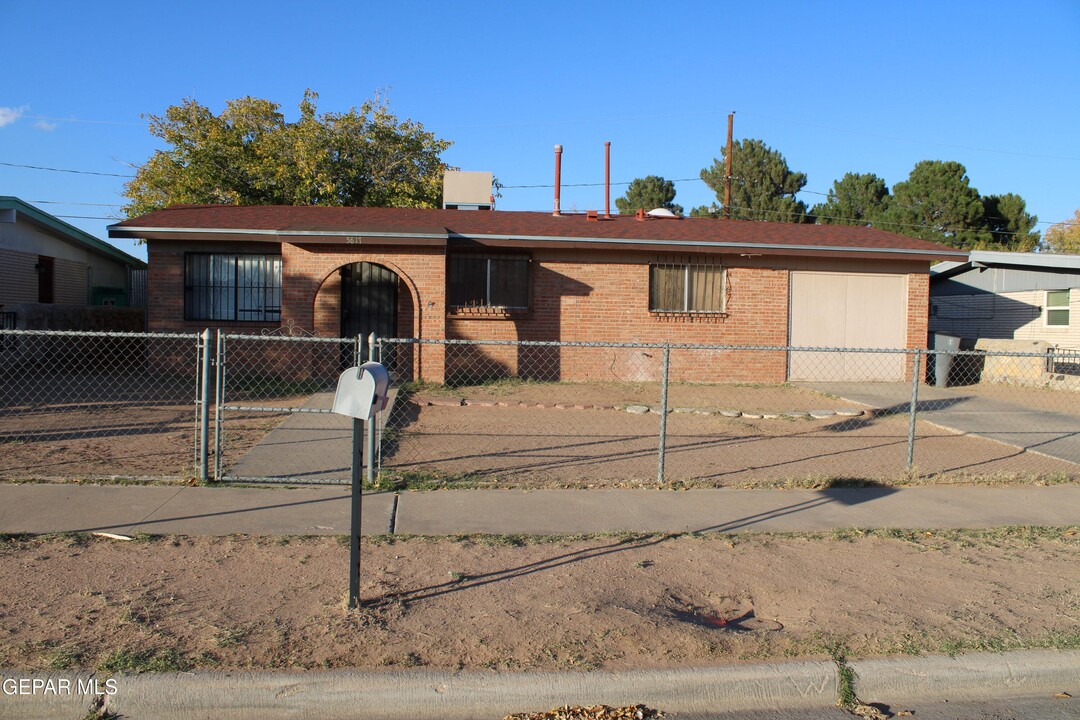 5817 Blackhawk Dr in El Paso, TX - Foto de edificio