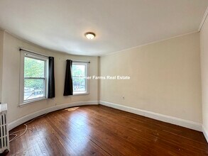 692 Columbia Rd, Unit 3 in Boston, MA - Building Photo - Building Photo