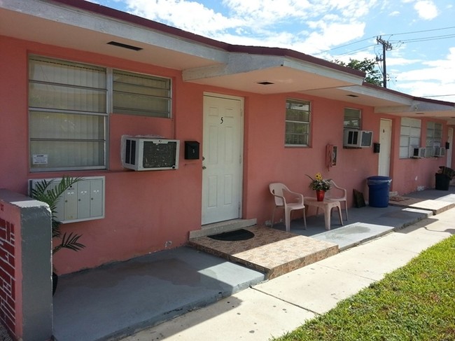 164 W 11th St in Hialeah, FL - Foto de edificio - Building Photo