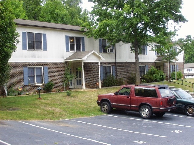Forest Village Estates in Hudson, NC - Foto de edificio