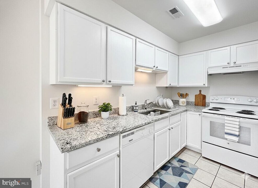 102 Crossbill Way in Frederick, MD - Building Photo