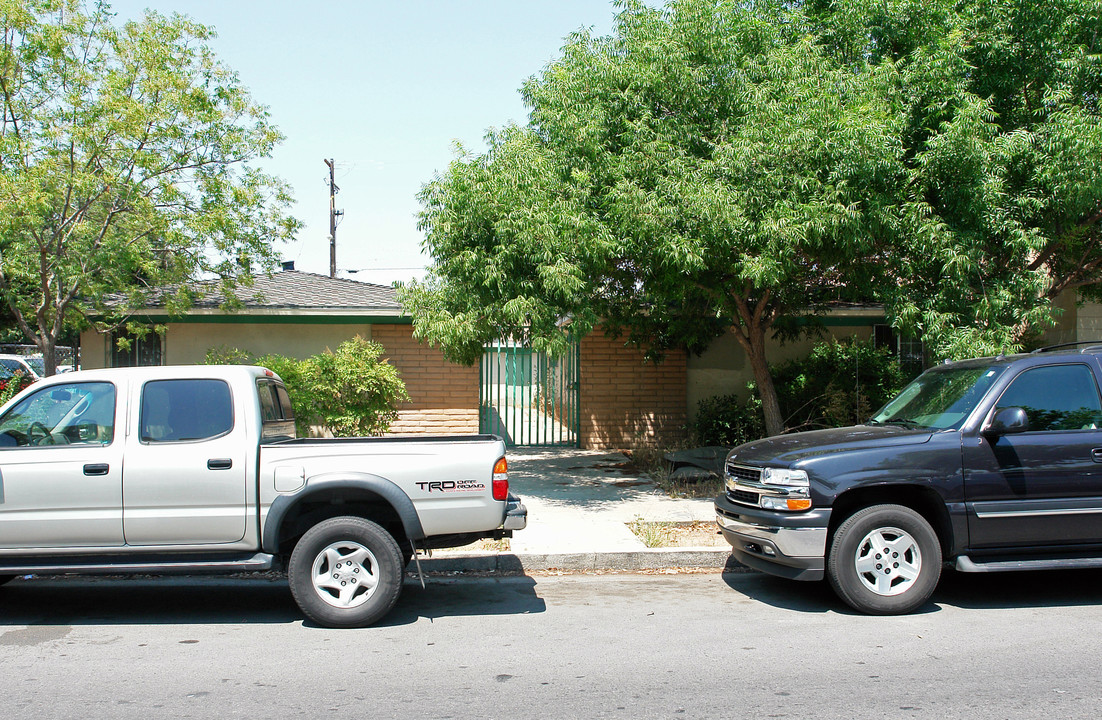 161 Clark St in Fresno, CA - Foto de edificio